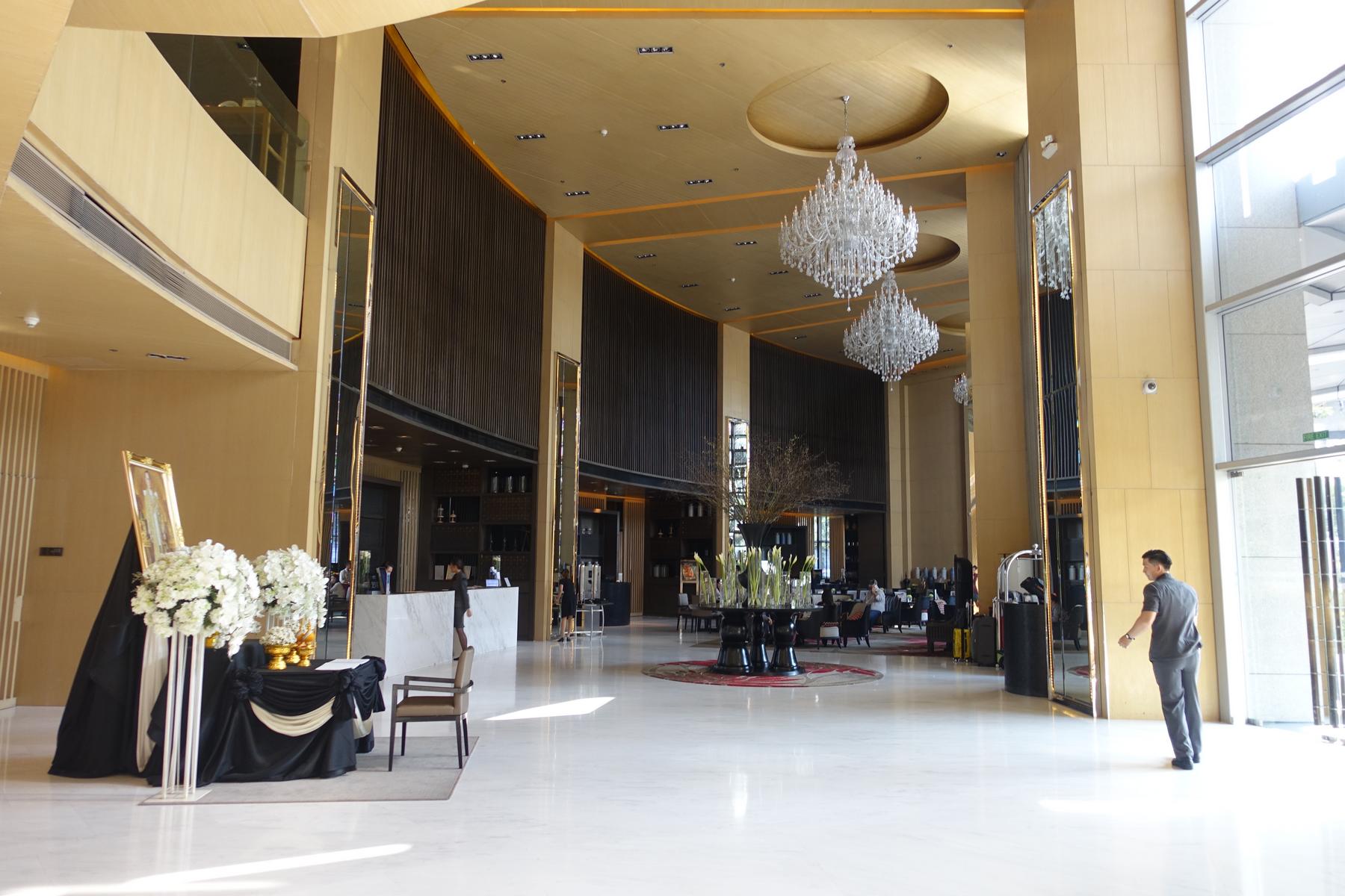 The spacious and elegant lobby of the Bangkok Marriott Sukhumvit Thonglor.